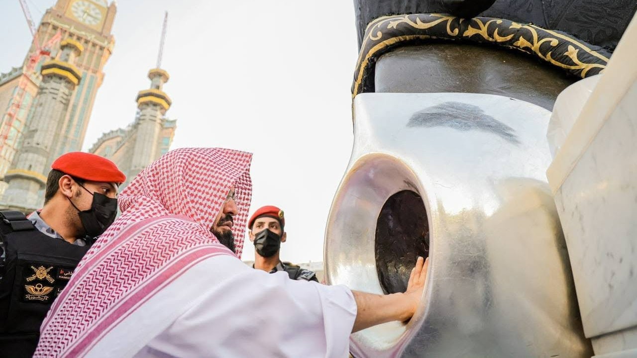 President of Haramain, Sheikh Abdul Rahman Al Sudais is applying Oud to the Black Stone and Kaaba.